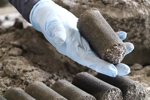 【奥能登産】漆黒の竹炭塩と純白の花の塩